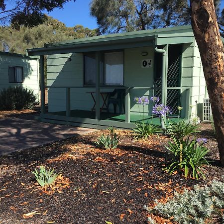 Готель Lake Albert Caravan Park Meningie Екстер'єр фото
