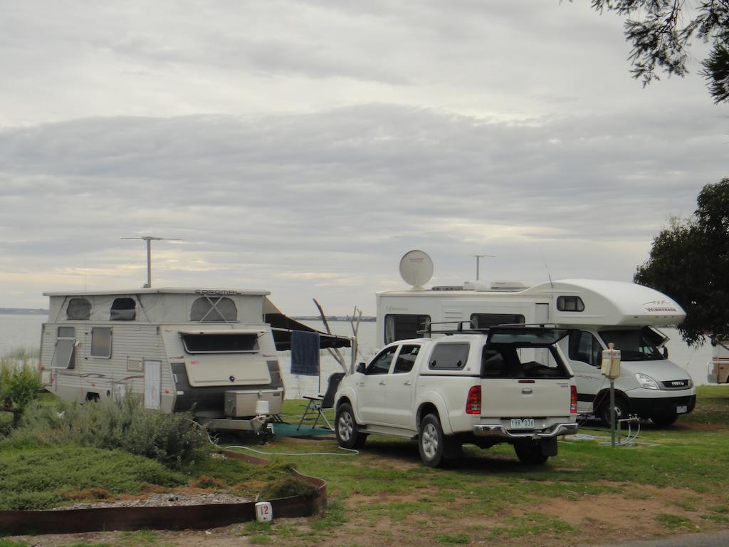 Готель Lake Albert Caravan Park Meningie Екстер'єр фото