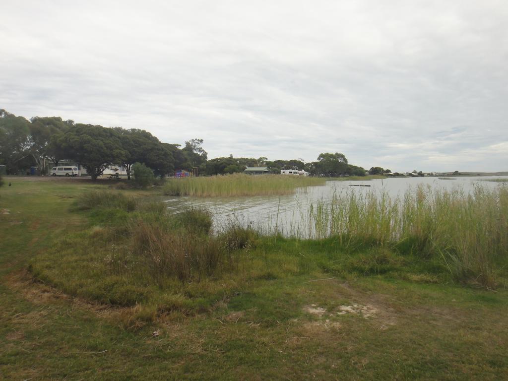 Готель Lake Albert Caravan Park Meningie Екстер'єр фото