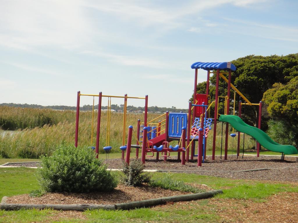 Готель Lake Albert Caravan Park Meningie Екстер'єр фото