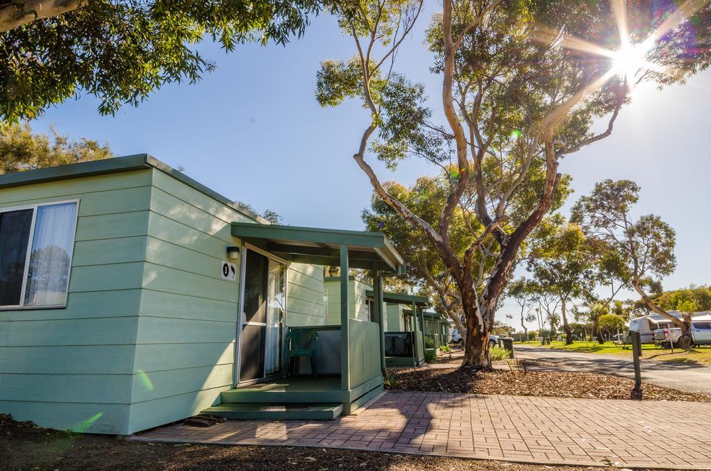 Готель Lake Albert Caravan Park Meningie Екстер'єр фото