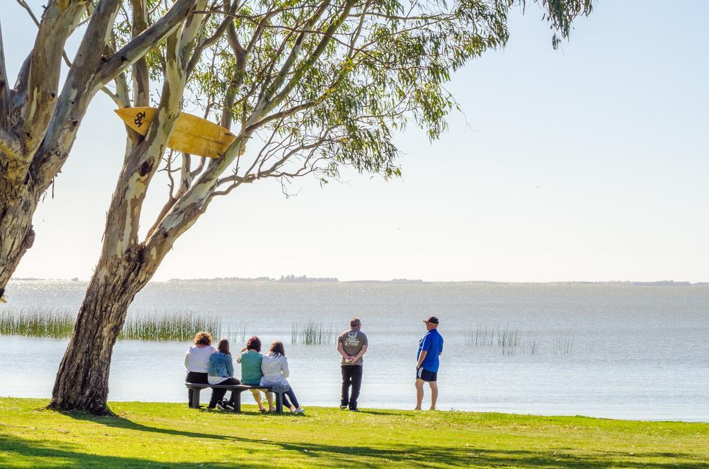 Готель Lake Albert Caravan Park Meningie Екстер'єр фото