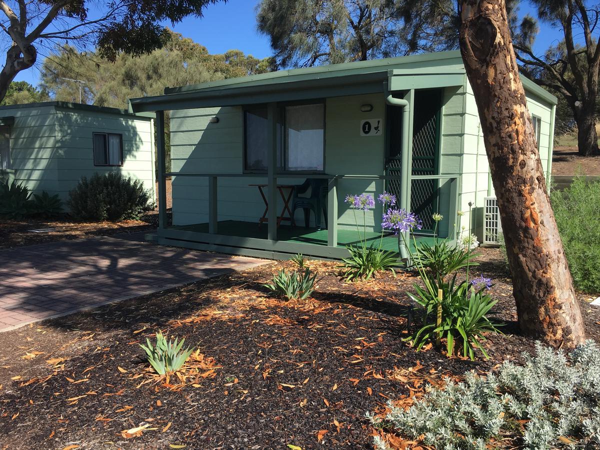 Готель Lake Albert Caravan Park Meningie Екстер'єр фото