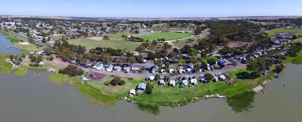 Готель Lake Albert Caravan Park Meningie Екстер'єр фото