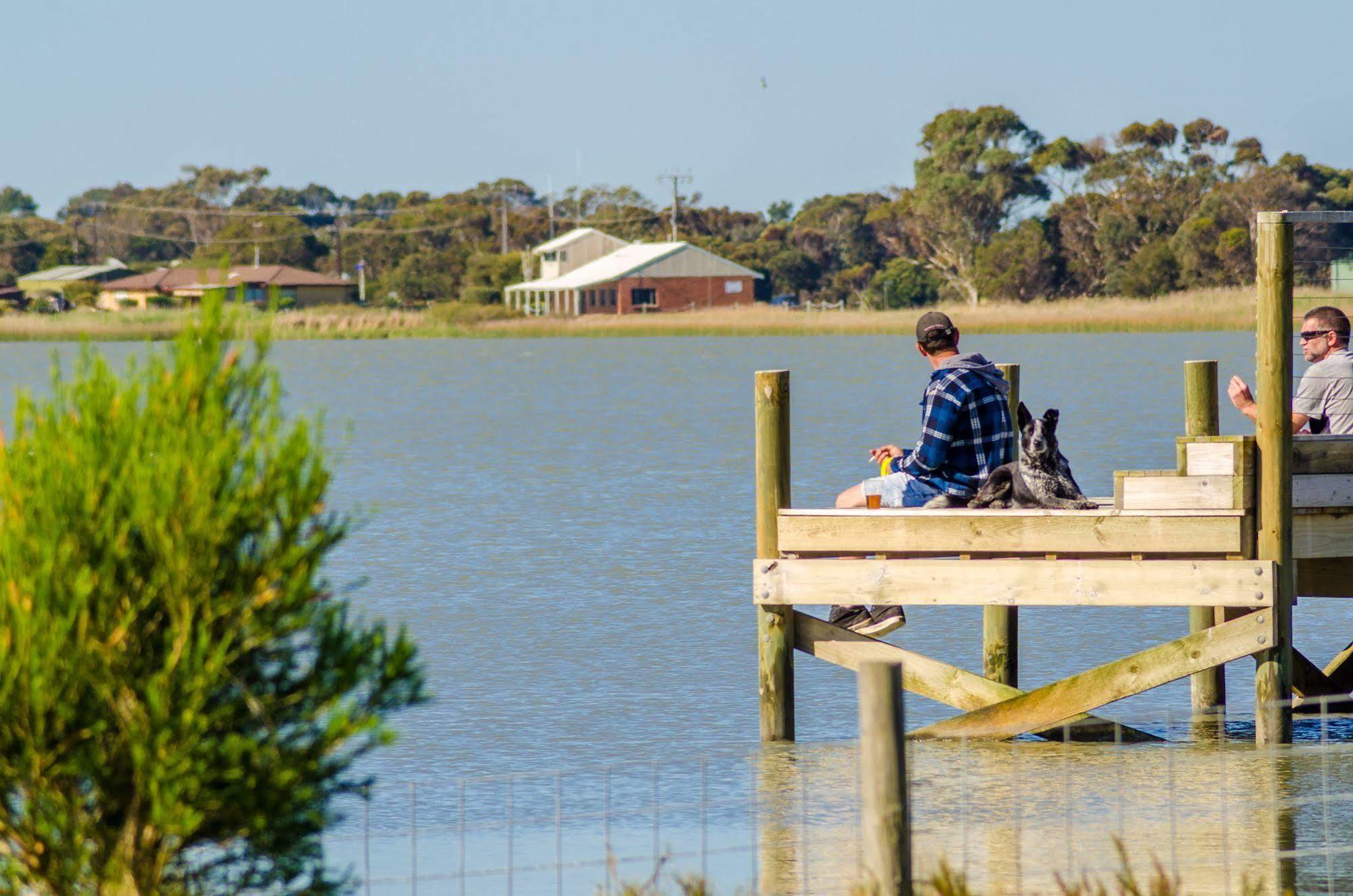 Готель Lake Albert Caravan Park Meningie Екстер'єр фото