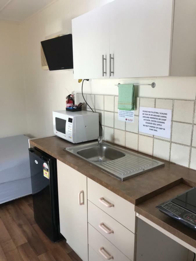 Готель Lake Albert Caravan Park Meningie Екстер'єр фото